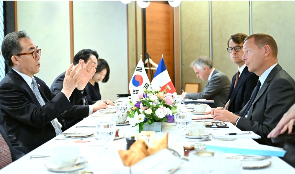 Minister of Foreign Affairs Cho Tae-yul Hosts Working Breakfast with Emmanuel Bonne, French President’s Diplomatic Advisor